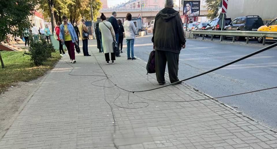 Обвисшие провода на улице Смирновская в Люберцах вернули на свои места