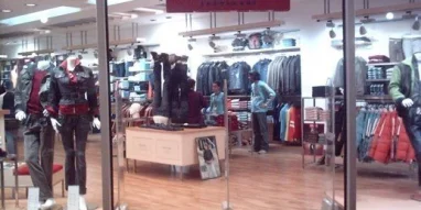 Магазин джинсовой одежды Colin`s на улице Побратимов фотография 1